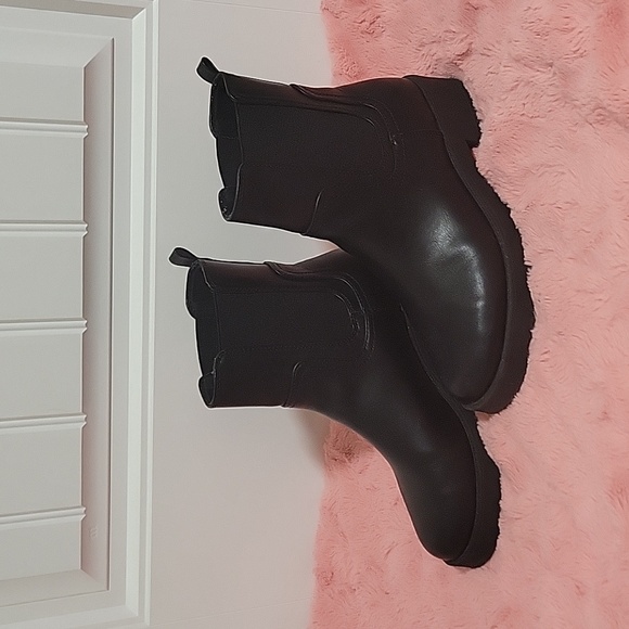 Black size 9 Chelsea boots. - Picture 2 of 4